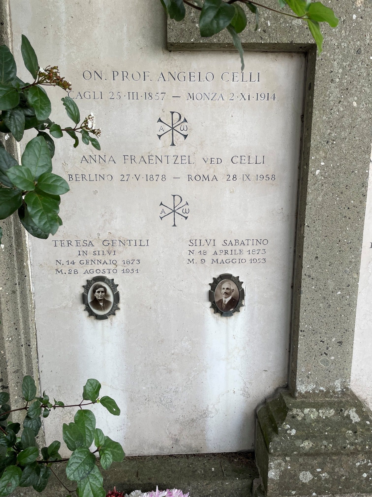 Angelo%20Celli%20and%20Anna%20Fraentzel%27s%20tomb%2C%20Frascati%20%28by%20Giulia%20Lenci%29%20-%2003.jpeg